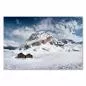 Preview: Atemberaubendes Alpenpanorama mit einsamer Berghütte, Schnee und tiefblauen Wolken schaffen Winteratmosphäre. Preview: Atemberaubendes Alpenpanorama mit einsamer Berghütte, Schnee und tiefblauen Wolken schaffen Winteratmosphäre.